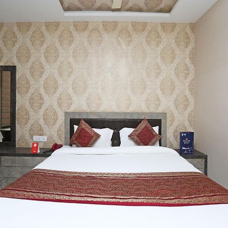 ורנאסי Oyo 10338 Hotel Aadesh Palace מראה חיצוני תמונה