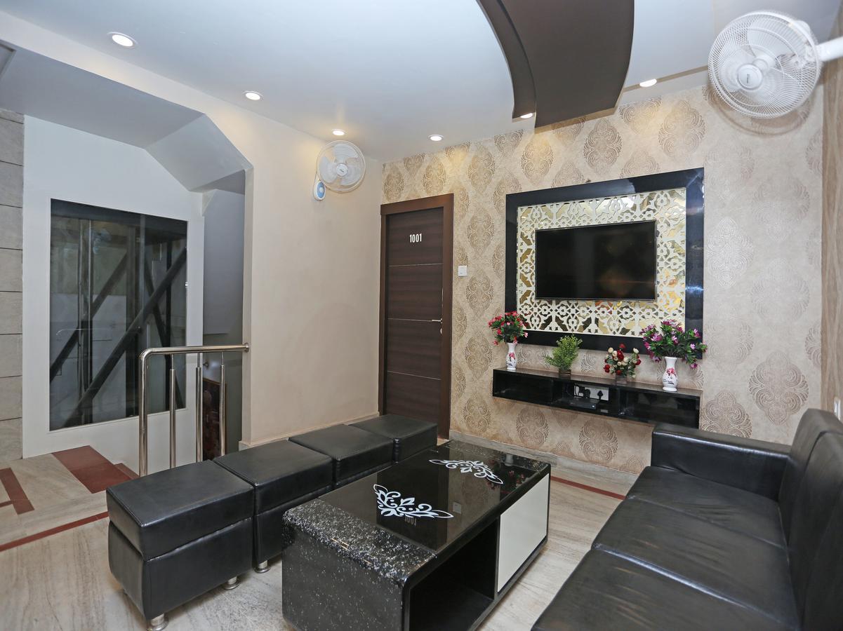 ורנאסי Oyo 10338 Hotel Aadesh Palace מראה חיצוני תמונה