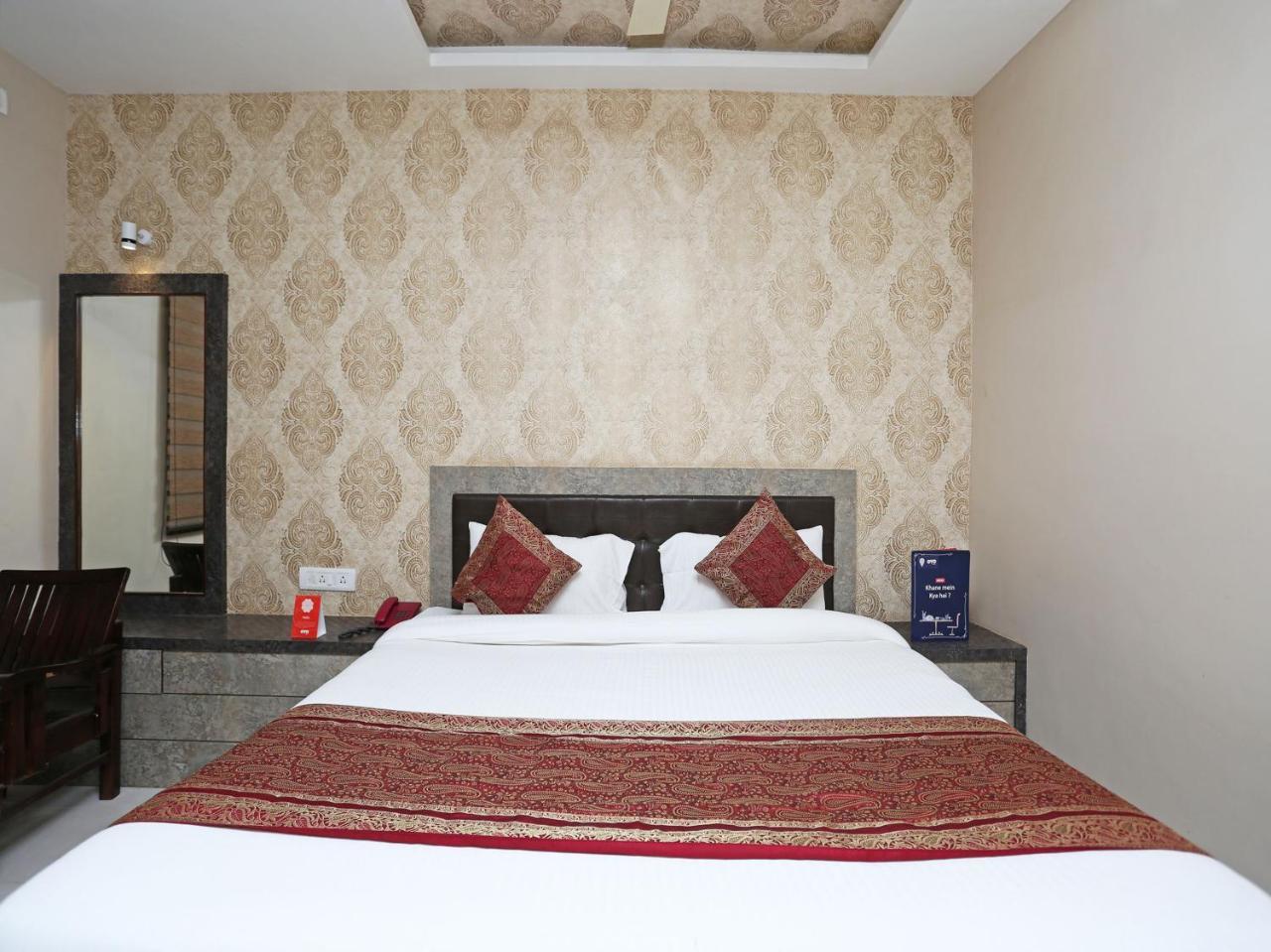 ורנאסי Oyo 10338 Hotel Aadesh Palace מראה חיצוני תמונה
