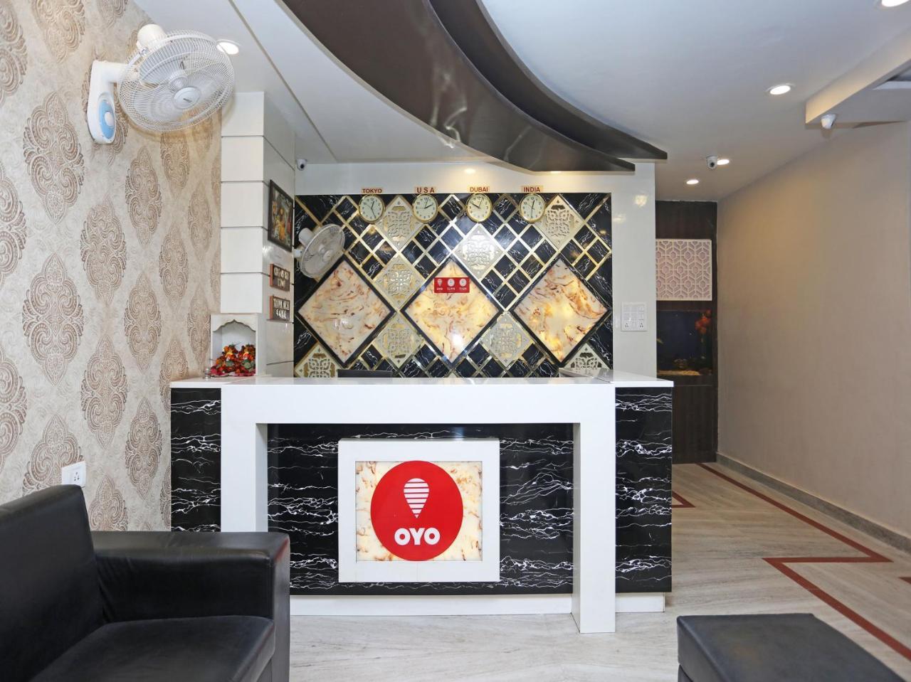 ורנאסי Oyo 10338 Hotel Aadesh Palace מראה חיצוני תמונה