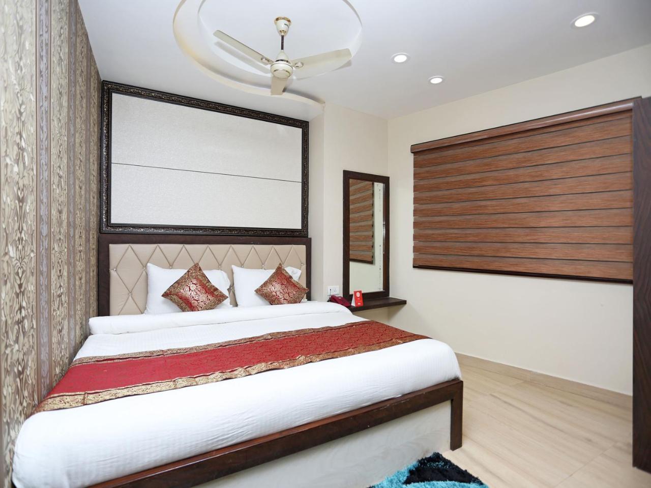 ורנאסי Oyo 10338 Hotel Aadesh Palace מראה חיצוני תמונה