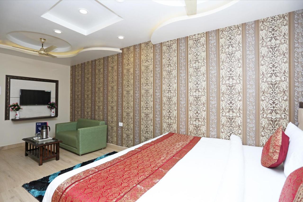 ורנאסי Oyo 10338 Hotel Aadesh Palace מראה חיצוני תמונה
