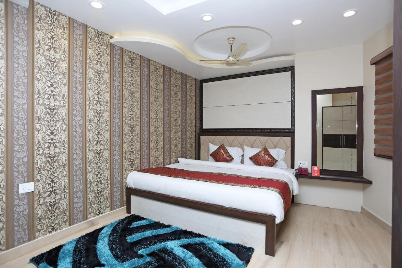 ורנאסי Oyo 10338 Hotel Aadesh Palace מראה חיצוני תמונה