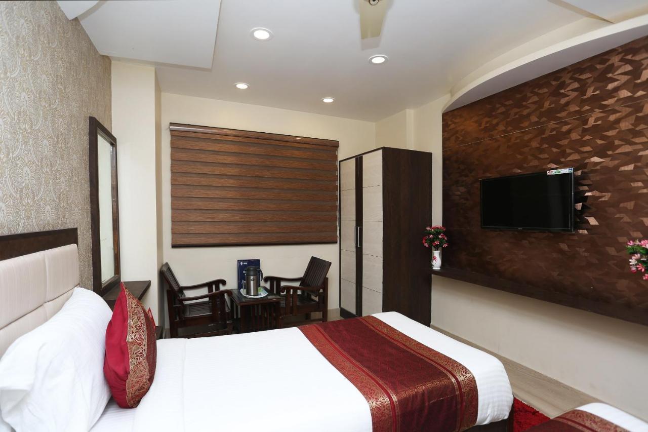 ורנאסי Oyo 10338 Hotel Aadesh Palace מראה חיצוני תמונה