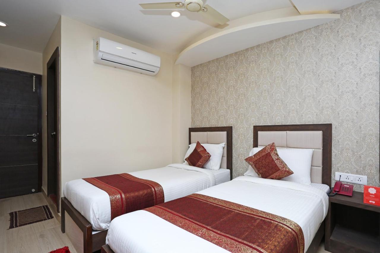 ורנאסי Oyo 10338 Hotel Aadesh Palace מראה חיצוני תמונה