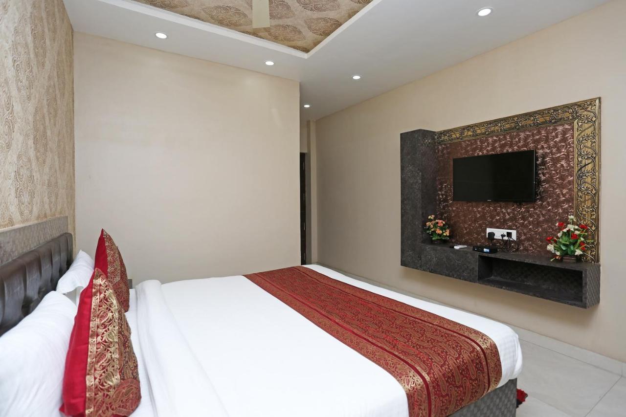 ורנאסי Oyo 10338 Hotel Aadesh Palace מראה חיצוני תמונה