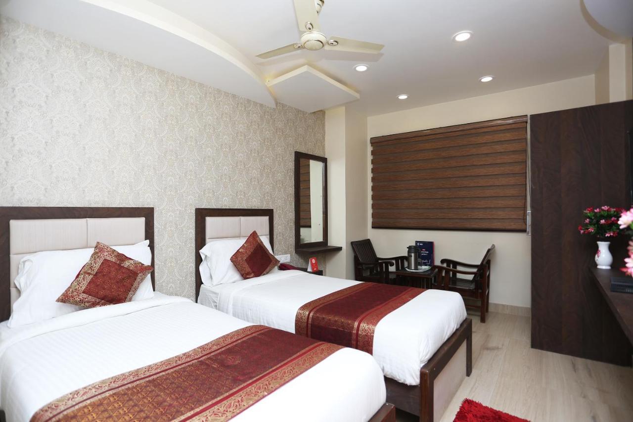 ורנאסי Oyo 10338 Hotel Aadesh Palace מראה חיצוני תמונה