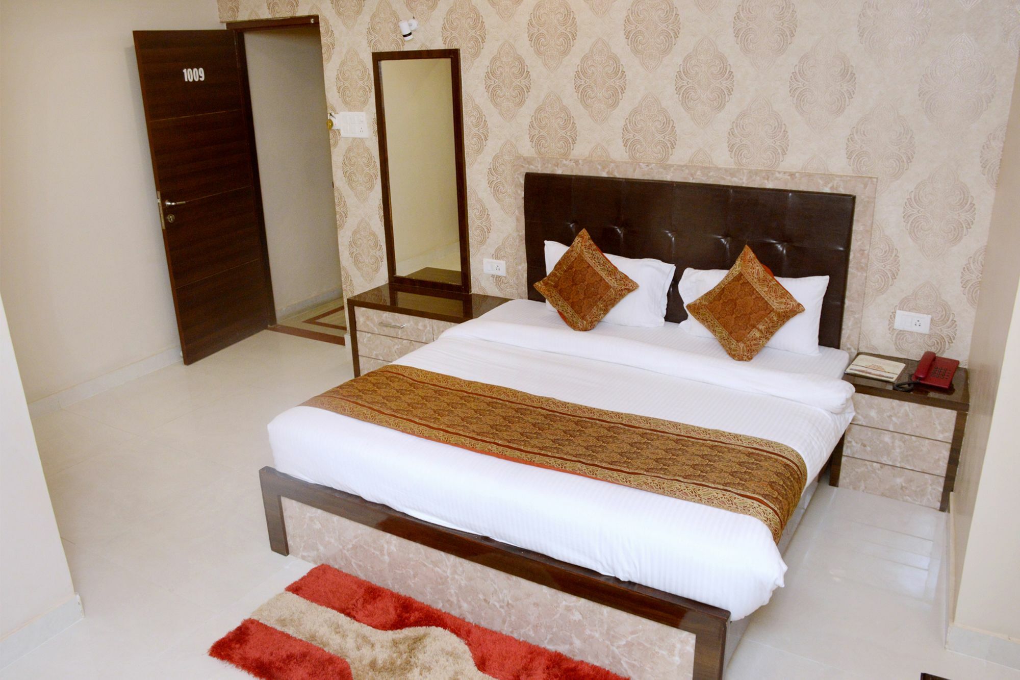 ורנאסי Oyo 10338 Hotel Aadesh Palace מראה חיצוני תמונה