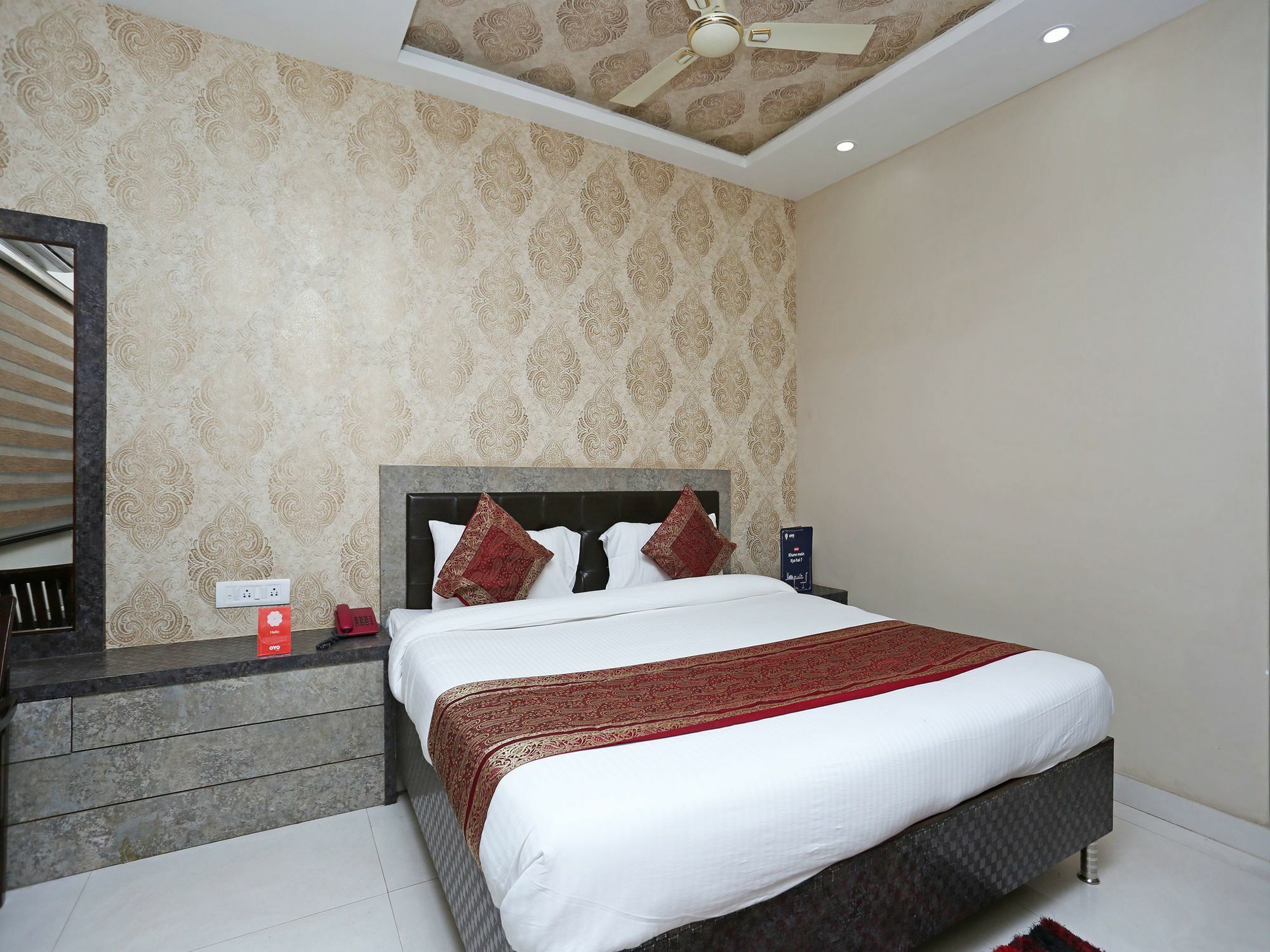 ורנאסי Oyo 10338 Hotel Aadesh Palace מראה חיצוני תמונה